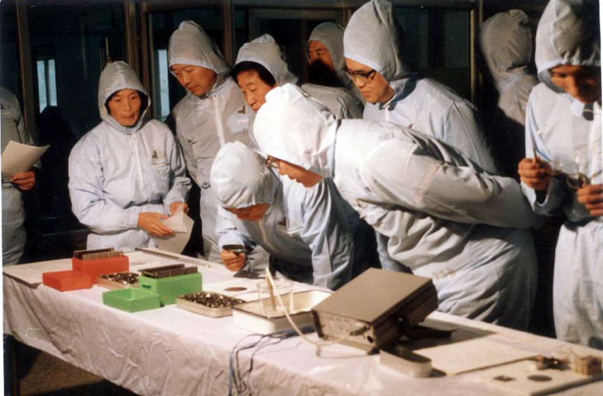 1988年中國科學院副院長胡啟恒視察微電子中心