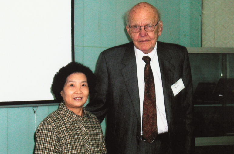 2001年，吳德馨先生與集成電路創始人Jake S. Kilby博士（諾貝爾獎獲得者）